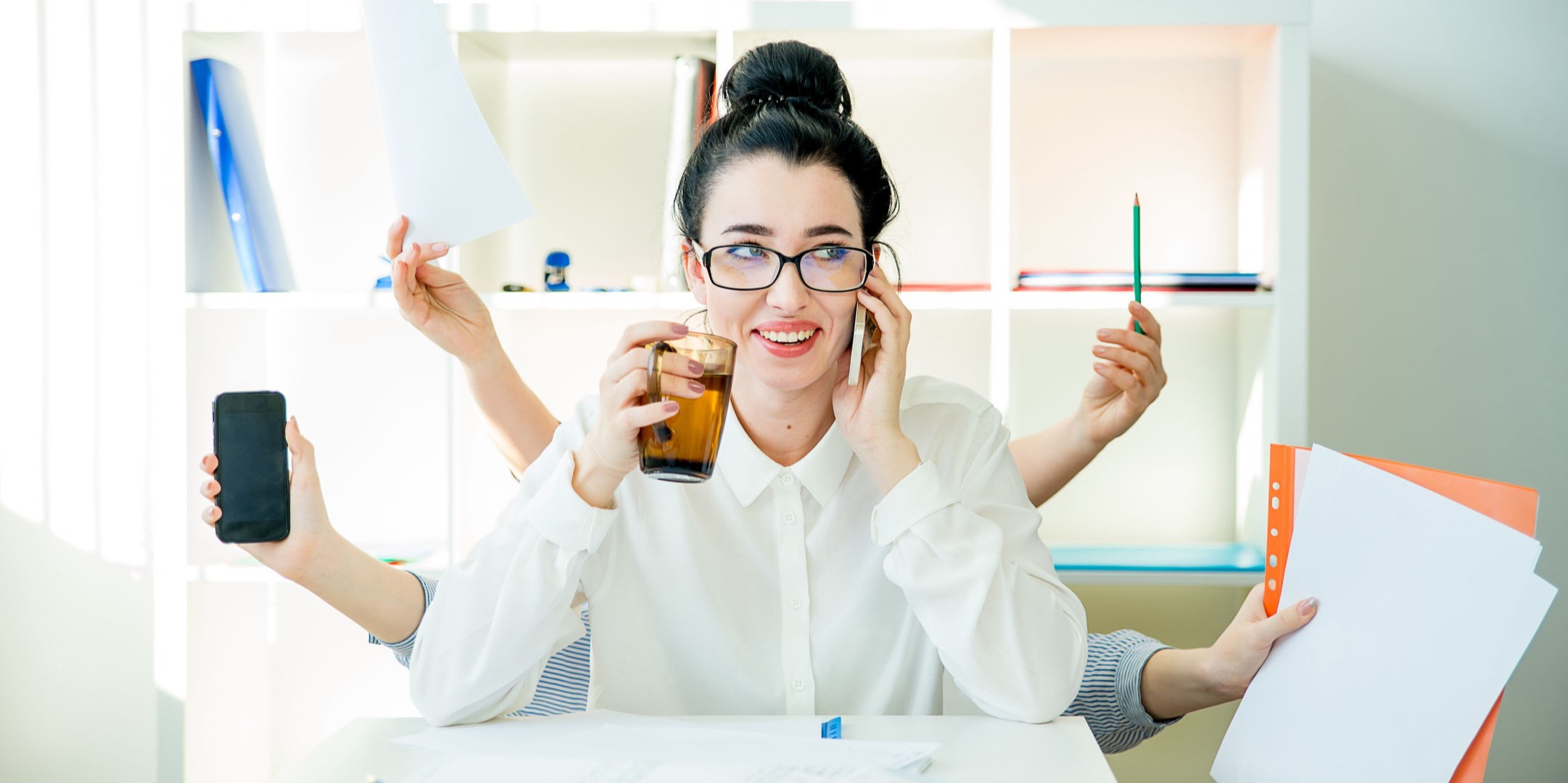 Multitasking Frau - Office Assistenz